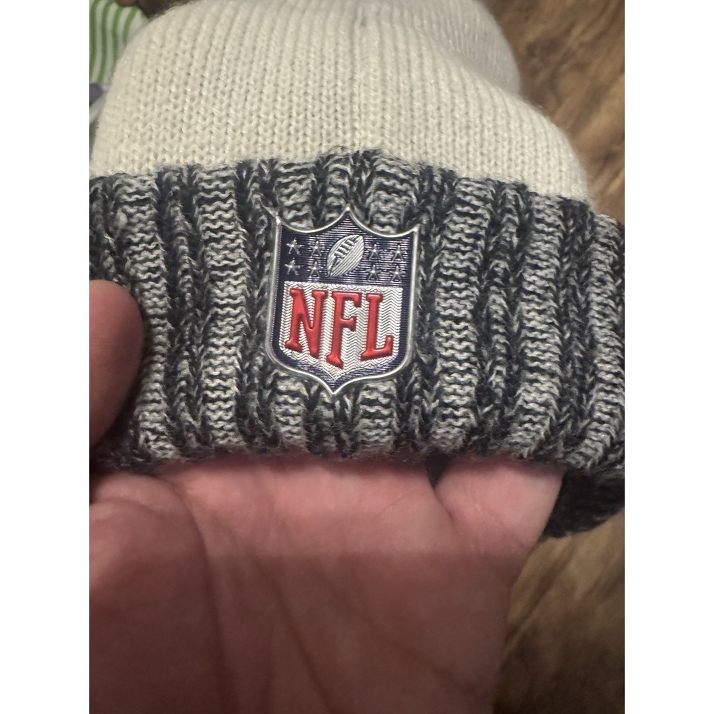 Las Vegas Raiders New Era Beanie Knit Pom Winter NFL Hat Black/Silver - Picture 3 of 4